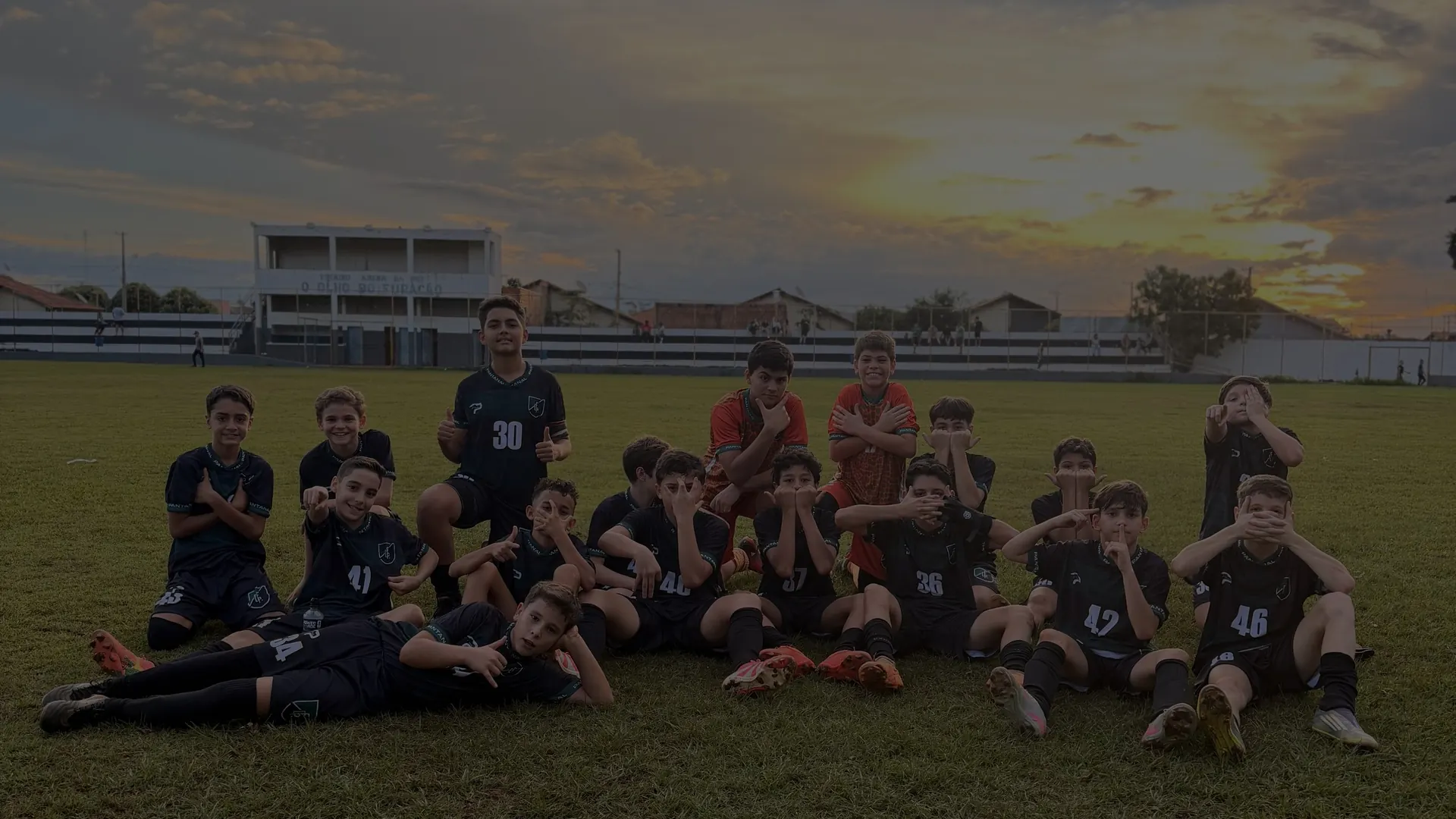 Time do Pantanal reunido em campo