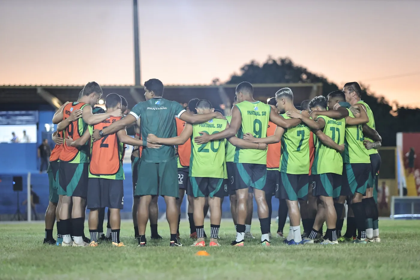 Elenco do Pantanal reunido em roda no gramado